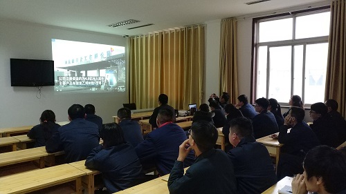 12.4氯碱车间开展“以张家口11.28事故为鉴 警钟长鸣”安全思想警示教育.jpg