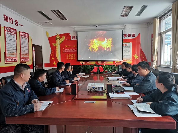 【主题党日】氯碱车间党支部开展“发现榜样、学习楷模”主题党日活动 (2).jpg