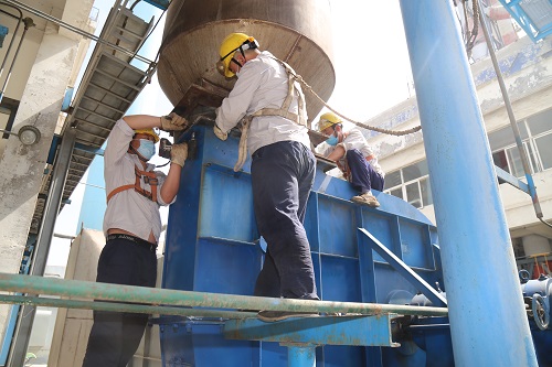 孙绪功、于光星、袁旭更换干燥三线风机软连