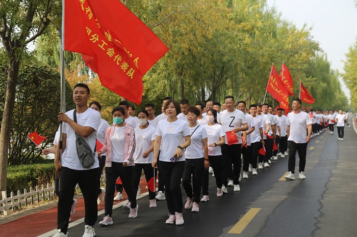 亚美am8ag旗舰厅化学组织开展“迎中秋庆国庆”健康徒步行活动 (1).JPG